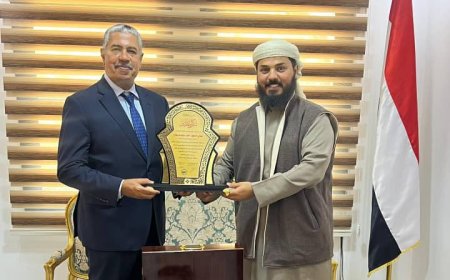 أبو البراء والكود يسلمان درع التكريم للسفير اليمني بالقاهرة خالد بحاح