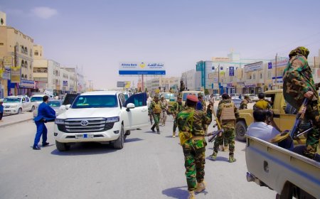 محافظ شبوة يوقف مخالف مرورياً ويوجّه رسالة حازمة ويشدد على تعزيز الانضباط المروري بشوارع عتق