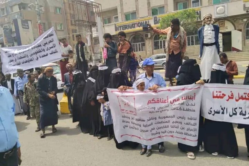 تعز .. وقفة احتجاجية لأهالي أسرى كتاف الذي باعهم رداد الهاشمي وتطالب بالإفراج عنهم من سجون الحوثي