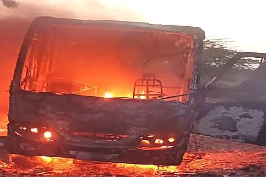 مسلحان يحرقان حافلة أسمنت الوحدة والشركة تحذّر من تسريح مئات العمال