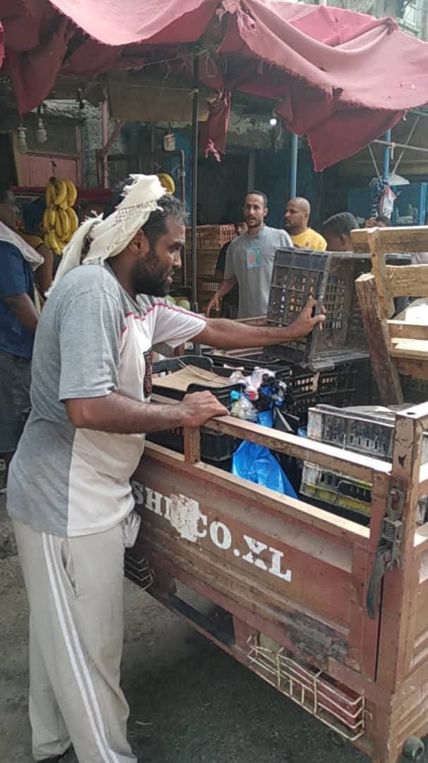 أسواق المعلا تدشّن حملة إزالة البسطات المسببة للازدحام في شوارع المديرية