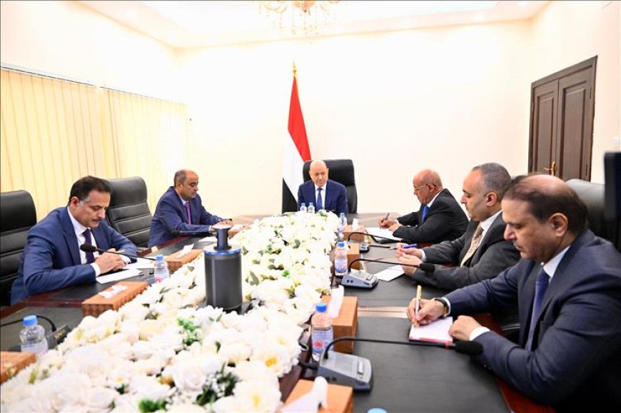 الرئيس العليمي يترأس اجتماعاً حكومياً لضمان صرف المرتبات واستمرار الخدمات