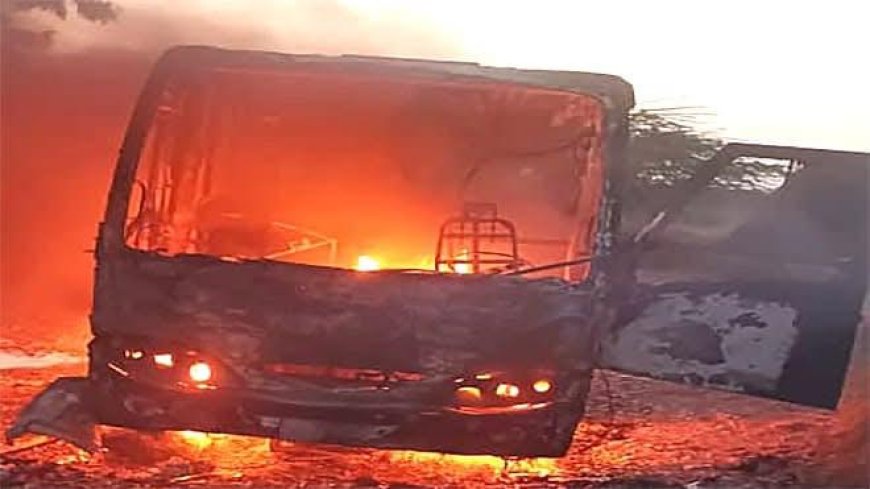 مسلحان يحرقان حافلة "أسمنت الوحدة" والشركة تحذّر من تسريح مئات العمال
