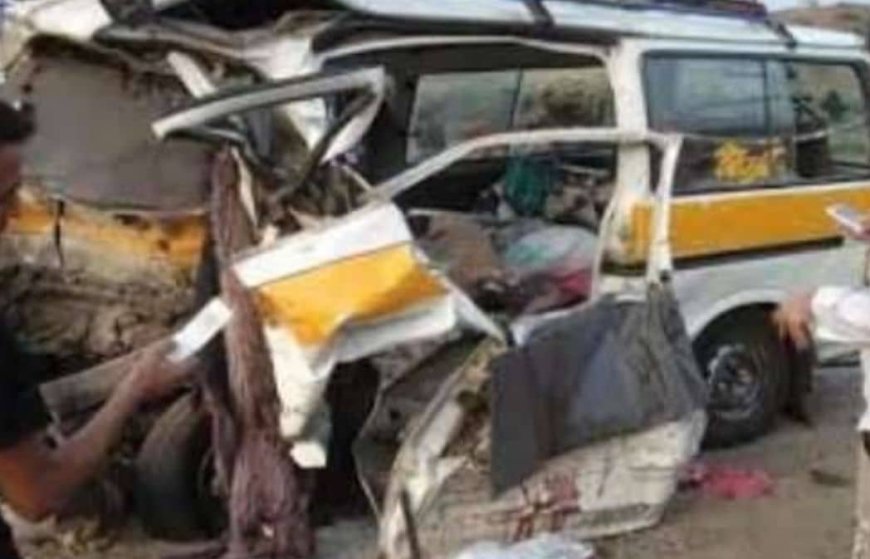 وفاة وإصابة ركاب في انقلاب حافلة على طريق تعز عدن