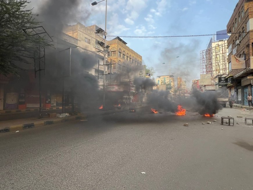 احتجاجات صاخبة وسط مدينة تعز احتجاجا على تردي الخدمات