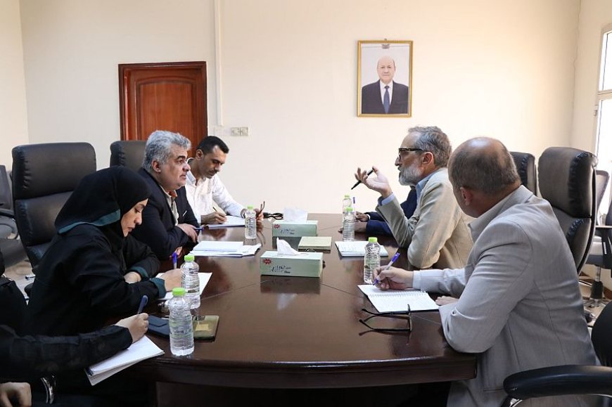 نائب وزير التخطيط يبحث مع منسق الشؤون الإنسانية للأمم المتحدة أوضاع المياه في تعز