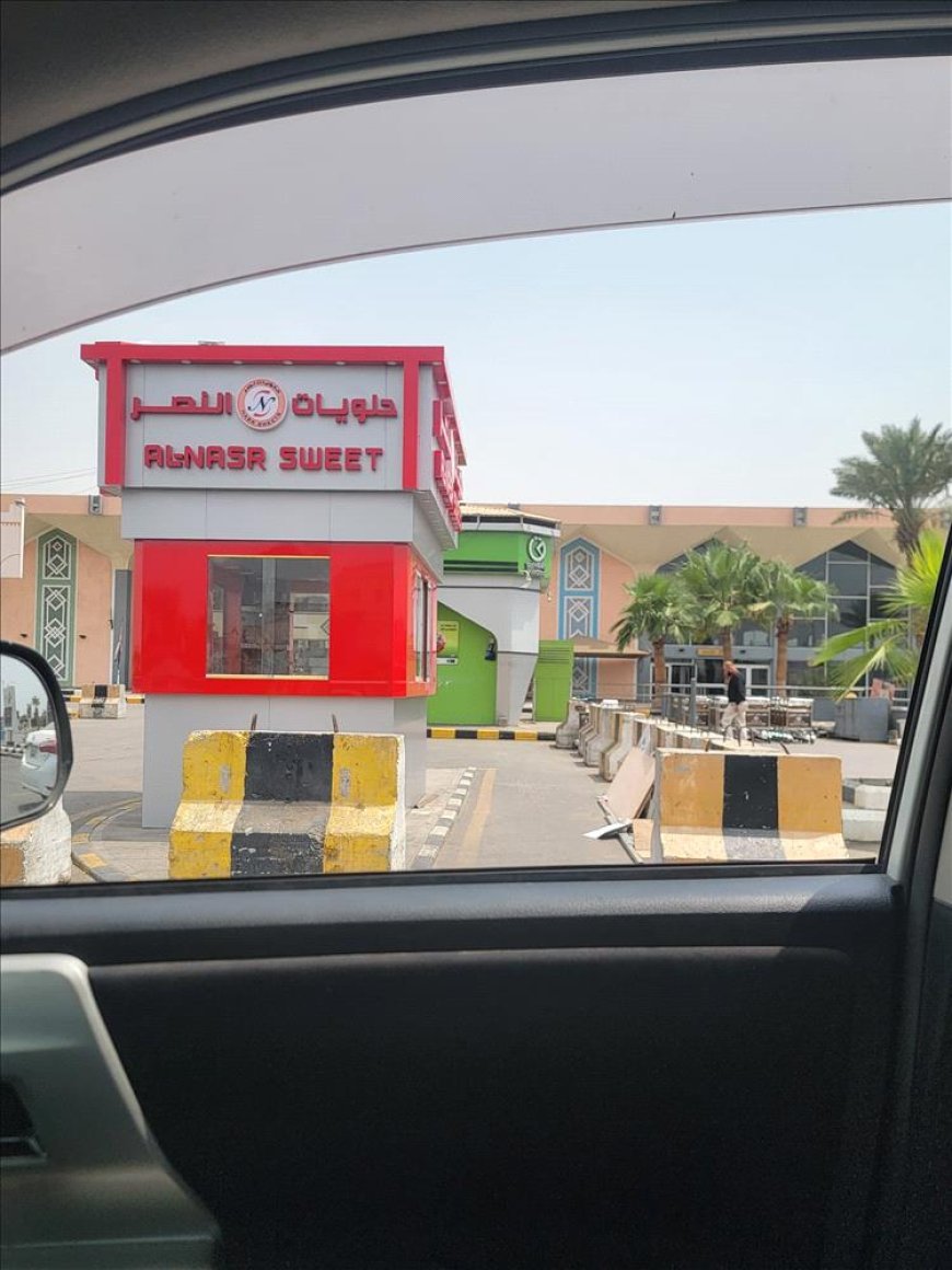 افتتاح محل حلويات بأحد الممرات القريبة من بوابة الدخول لمطار عدن الدولي