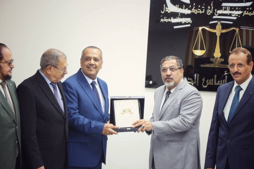 مراسم تسليم واستلام المهام بين أمين عام مجلس القضاء الأعلى السابق والحالي 