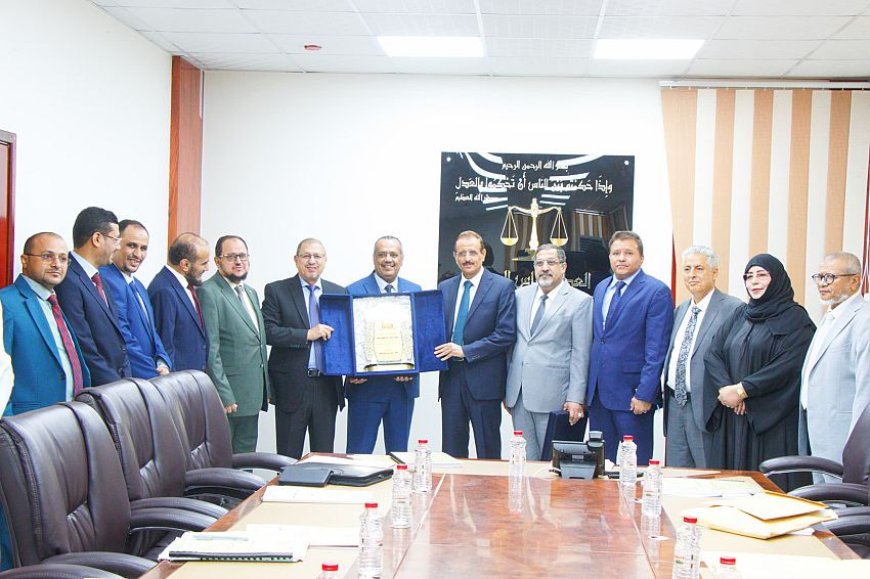 إجراء مراسم التسليم والاستلام بين أمين عام مجلس القضاء الأعلى السابق والحالي