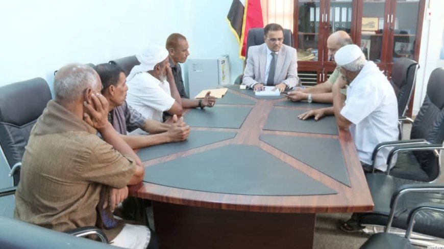 الأمين العام للمجلس المحلي بحضرموت يبحث احتياجات شريحة الصيادين بمدينة الريدة وأهمية إنشاء كاسر أمواج لحمايتهم خلال المتغيرات المناخية 