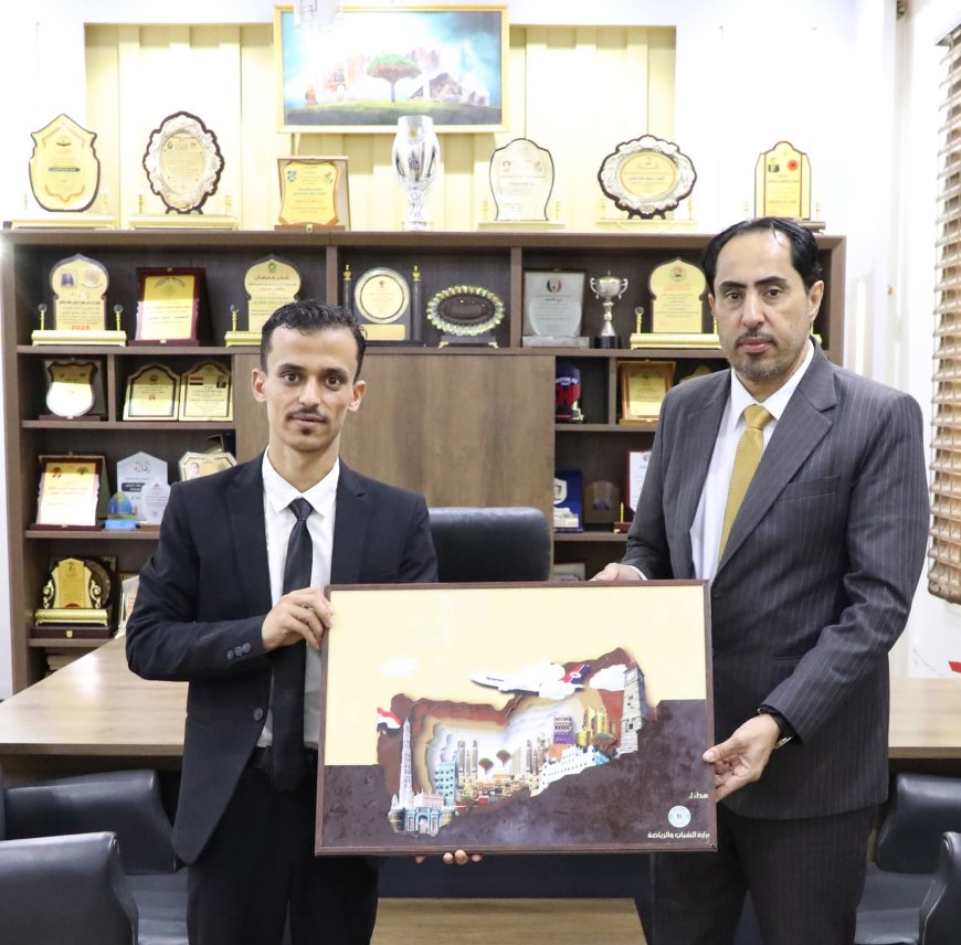 الوزير البكري يستقبل الخطاط الحساني ويثني على موهبته