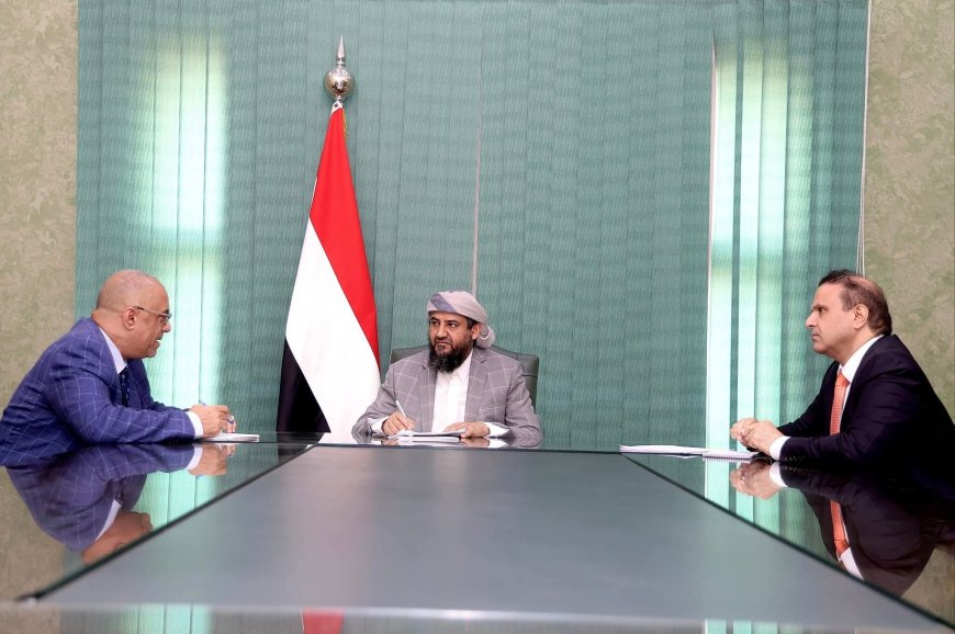 المحرّمي يناقش مع الوزير باذيب استراتيجية تطوير الأداء المؤسسي في قطاعي التخطيط والاتصالات
