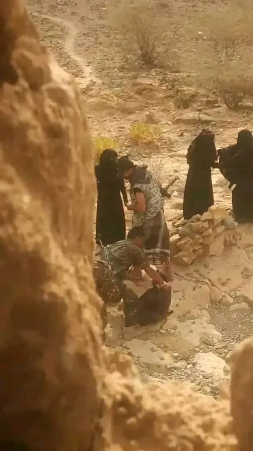 الجوف.. جماعة الحوثي تداهم منازل وتعتدي على النساء في حملة همجية