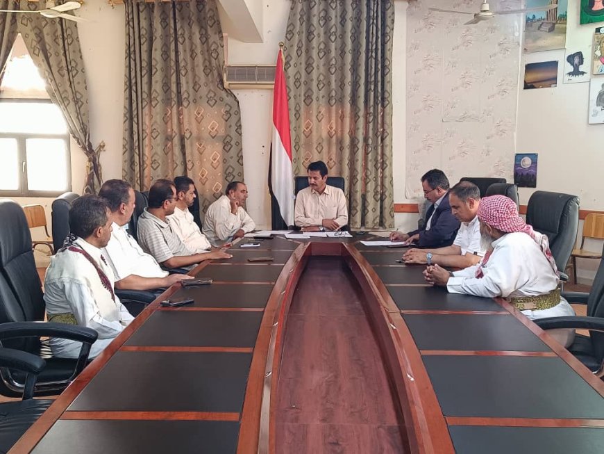 نائب وزير التربية يناقش مع مجلس أمناء مجمع المتفوقين بمأرب نتائج القبول للعام الدراسي الجديد