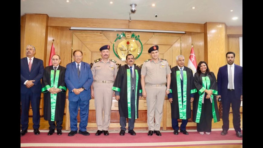 وزير النقل يهنئ وزير الدفاع لحصوله على الدكتوراه مع مرتبة الشرف الأولى من الأكاديمية العسكرية في مصر