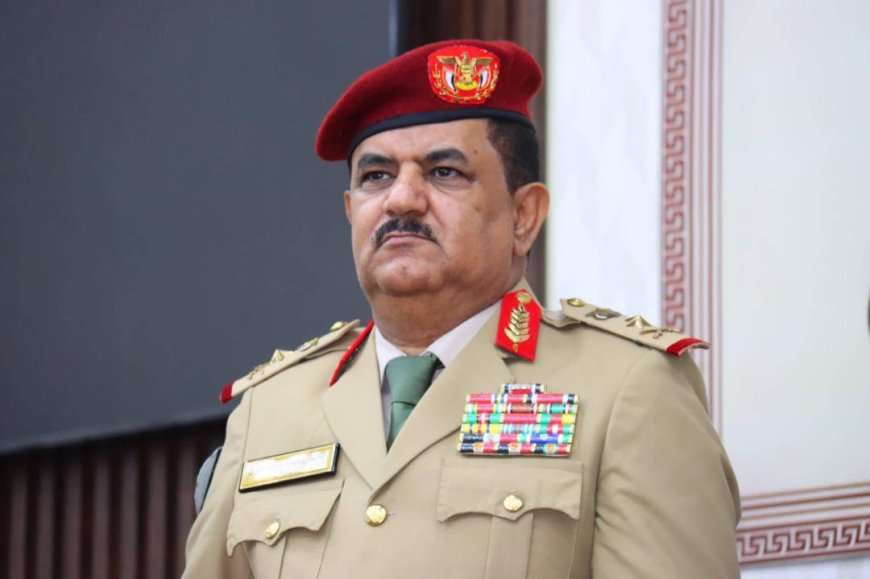 الدكتور الجفري يهنئ وزير الدفاع بحصوله على الدكتوراه من مصر