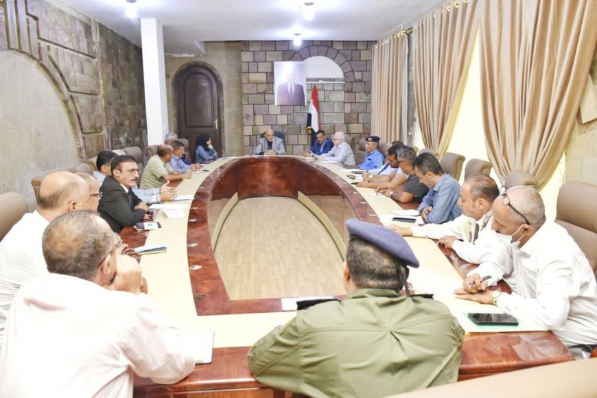 محافظ تعز يناقش تقرير لجنة الطوارئ لحل أزمة المياه