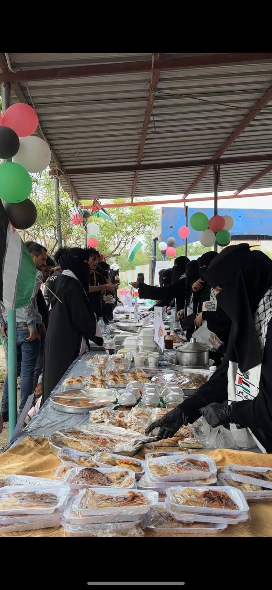 طالبات السكن الجامعي ينظمن البازار الأول دعماً لأبناء غزة