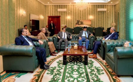 اللواء الزُبيدي يلتقي قيادة قطاع الطيران ويؤكد دعم جهود إعادة بناء القطاع وتطويره
