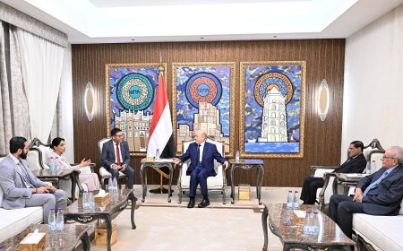 رئيس مجلس القيادة يؤكد اهمية مضاعفة الضغوط الدولية لتقويض اقتصاد الحرب