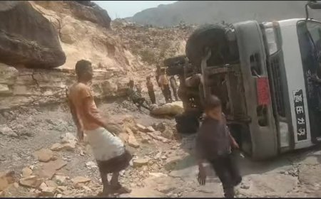 تعز..انقلاب شاحنة في قبيلة الزعازع إثر الأمطار الغزيرة