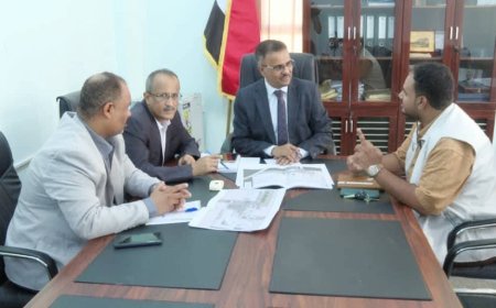 الأمين العام لمحلي حضرموت يطلع على تفاصيل المكونات الأساسية لمشروع مجمع الكويت الصحي بالشحر
