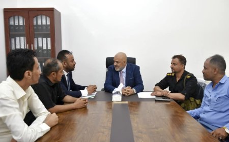 محافظ تعز يؤكد على اهمية دور البنك المركزي في استقرار العملة ومكافحة السوق السوداء