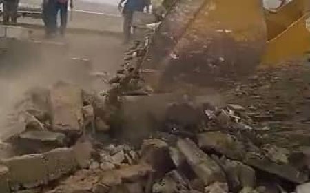 عوائق خورمكسر تزيل استحداثاث عشوائية لفتح طريق عام بمنطقة العريش