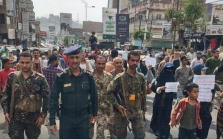 تعز تنتفض.. مسيرة غاضبة تطالب بتحسين الأوضاع المعيشية وعودة الخدمات الأساسية
