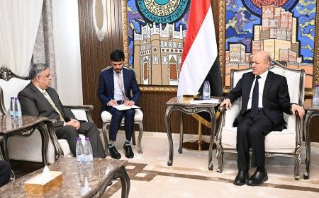 رئيس مجلس القيادة يطلع على برامج التعاون الثنائية مع جمهورية الهند