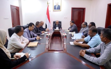 اجتماع حكومي برئاسة رئيس الوزراء يقر عدداً من الإجراءات لاستكمال تنفيذ مشروع إعادة تأهيل ميناء الاصطياد