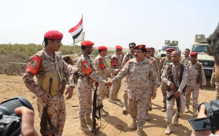 وزير الدفاع ينفذ زيارة ميدانية تفقدية لجبهات المنطقة العسكرية الخامسة