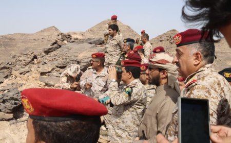 وزير الدفاع يتفقد المواقع الأمامية في محوري كتاف والبقع بمحافظة صعدة