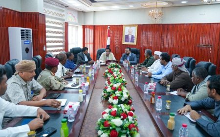 محافظ المهرة ووزيرا الأشغال والصناعة والتجارة يترأسان اجتماعاً للجنتي الطوارئ ومراقبة الأسعار