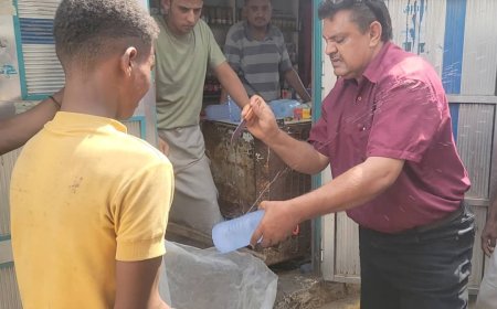 السلطة المحلية بمديرية المنصورة تواصل إتلاف عبوات المياه المجهولة