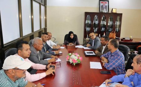 تعز: وكيل المحافظة للشؤون الصحية تعقد اجتماعاً موسعاً وتفتتح مركز معالجة الإسهالات المائية والكوليرا