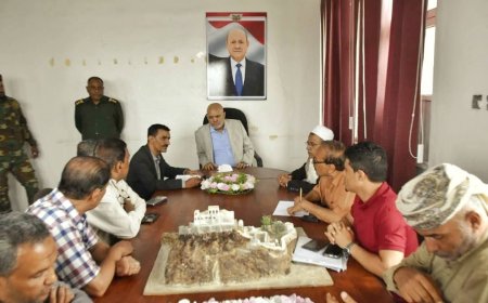 محافظ تعز يناقش التخفيضات السعرية وآليات الرقابة على الأسواق في مديرية القاهرة