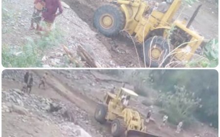 قوات اللواء الرابع حزم بطور الباحة تواصل لليوم الثاني إصلاح ما دمرته السيول وفتح الطريق أمام المسافرين