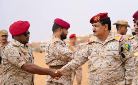 وزير الدفاع يطلع على أوضاع منتسبي الفرقة الثانية لقوات درع الوطن في الوديعة