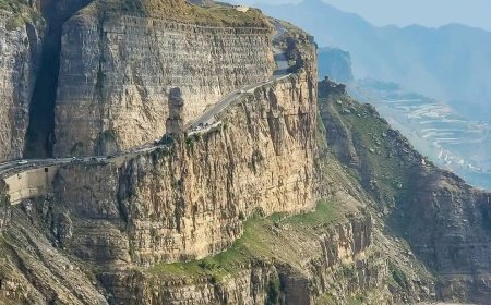 انهيار صخري على حافلة ركاب يخلف قتلى ومصابين.. تفاصيل مأساة  (نقيل الخذالي)  بين عمران وحجة