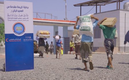 الحديدة..توزيع مساعدات غذائية وإيوائية وبدعم من هيئة الهلال الأحمر الإماراتي وبالتنفيذ من خلية ألأعمال الإنسانية