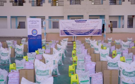 الحديدة..خلية الأعمال الإنسانية توزع سلال غذائية وإيوائية طارئة على متضرري السيول فيها