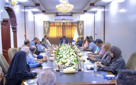 رئيس هيئة الطيران يعقد اجتماعاً موسعاً بقيادات القطاعات والإدارات العامة حول آخر المستجدات