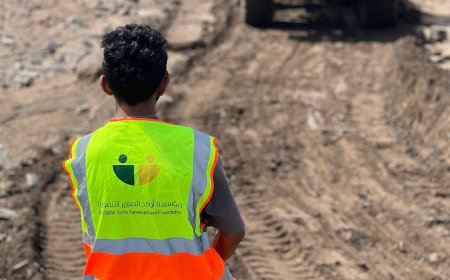 مؤسسة أولاد الصغير التنموية تواصل جهودها في فتح الطرقات ومساندة الأسر المتضررة بعدن