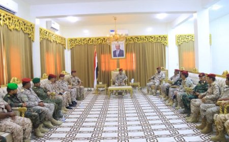 وزير الدفاع يدعو إلى رفع الجاهزية وتعزيز التنسيق بين الوحدات العسكرية في المهرة