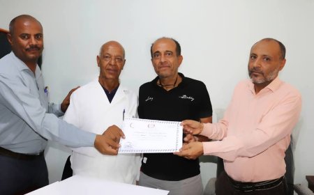 مستشفى المظفر العام بتعز يكرّم أحد كوادره بدرع التميز تقديراً لإسهاماته المتميزة