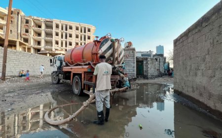 منظمة صُنّاع النهضة تواصل حملة شفط مياه الأمطار ورفع مخلفات السيول في عدن