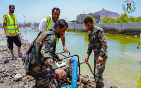 قوات الحزام الأمني تواصل جهود إنقاذ المتضررين من السيول في العاصمة عدن 