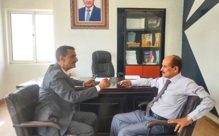 تعز.. المشمر والقليعة يناقشان آلية ضبط أسعار الخبز وإلزام الأفران بالبيع بالميزان