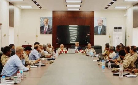 أشاد بالإصلاحات التي يقودها دولة رئيس الوزراء..رئيس مكتب المستشارين بوزراة النفط يستعرض الرؤية الاستراتيجية للصناعات البترولية والمعدنية خلال محاضرته في الكلية العسكرية